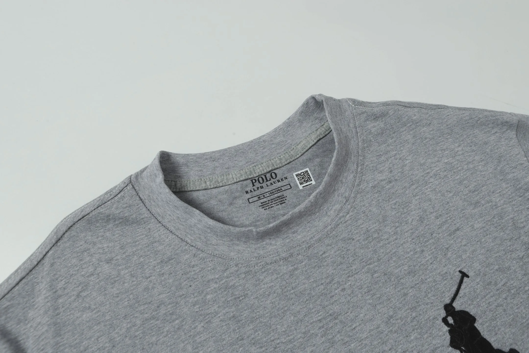 P130 Style number: 652 Brand reputation: Ralph Lauren is an internationally renowned high-end fashion brand, representing quality, style and status. Wearing its short sleeves can highlight consumers' taste and identity. Classic design: The brand has unique and enduring classic design elements, such as the polo logo, iconic color combinations, etc., which are both fashionable and recognizable. High-quality fabric: Made of double yarn 280g fabric, usually made of high-quality cotton fabric, which is soft, breathable, and sweat-absorbent, comfortable to wear, and suitable for various occasions and seasons. Exquisite craftsmanship: Pay attention to detail processing and production technology, neat stitching, and tailoring to ensure the durability and beauty of the clothing. Diversified styles: covering a variety of styles from casual to formal, simple to gorgeous, meeting the individual needs and wearing scenarios of different consumers. Strong matchability: Can be matched with a variety of bottoms, jackets and accessories to easily create a variety of different fashion looks. Inheritance and innovation: While maintaining the traditional charm of the brand, we constantly innovate designs and incorporate new fashion elements to keep our products attractive. Brand values: The American lifestyle and positive values ​​conveyed by Ralph Lauren are also recognized and yearned for by consumers. Color: Black White Gray Blue White Blue Red Pink Sky Blue Bean Green Burgundy Complete Sizes: S, M, L, XL,